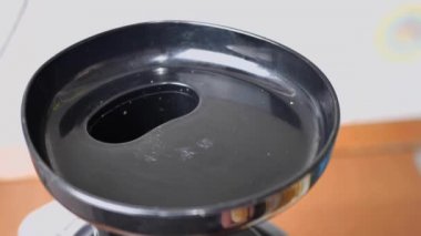 Adam taze meyvelerden meyve suyu hazırlıyor. Portakalları miksere koy. Yaşam tarzı detoks kavramı