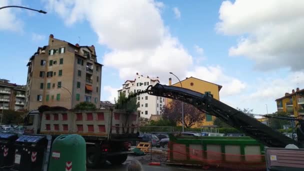 Réparation de la route, la voiture déchire vieux asphalte — Video