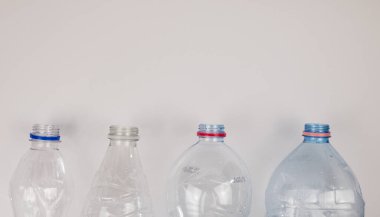 Plastik içecek şişesi beyaz arka planda izole edilmiş.