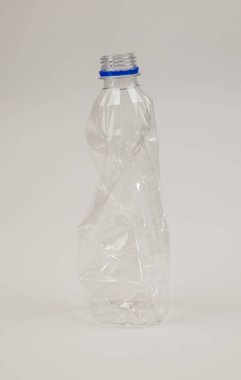 Plastik içecek şişesi beyaz arka planda izole edilmiş.