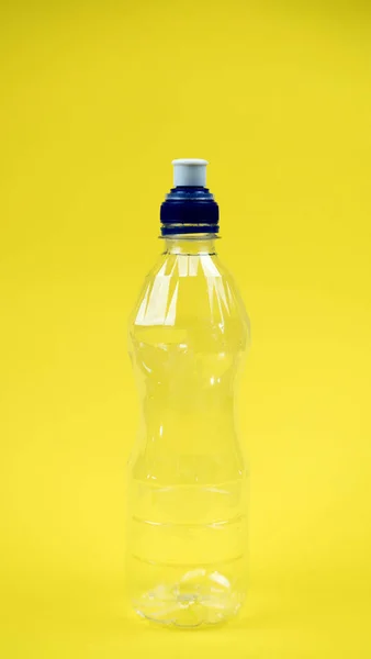 Garrafa de bebida de plástico isolado closeup no fundo amarelo — Fotografia de Stock