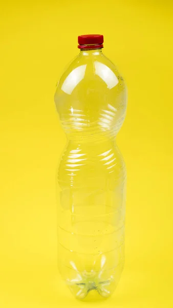 Garrafa de bebida de plástico isolado closeup no fundo amarelo — Fotografia de Stock