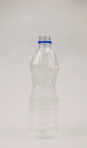 하얀 배경에 분리되어 있는 플라스틱 술병 — 스톡 사진