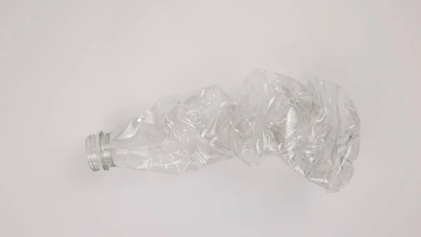 Пластикова пляшка для напоїв ізольована крупним планом на білому тлі — стокове фото