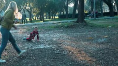 Roma, İtalya, 23 Şubat 2020. Anne ve oğlu oyun parkında oynuyorlar.
