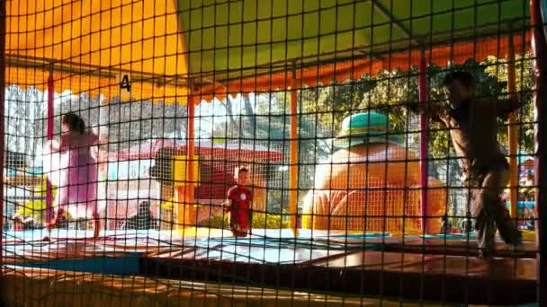 Rome Italië, 23 februari 2020. Kinderen springen op trampolines in het wildpark — Stockvideo