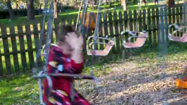 Roma, 23 febbraio 2020. I bambini viaggiano su una giostra in un parco giochi — Video Stock