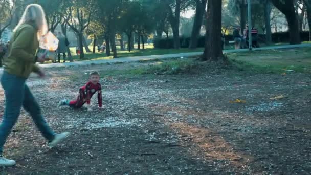Rome, Italy, February 23, 2020. 엄마와아 들 이 놀이공원에서 노는 모습 — 비디오