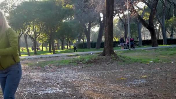 Rome, Italy, February 23, 2020. 엄마와아 들 이 놀이공원에서 노는 모습 — 비디오