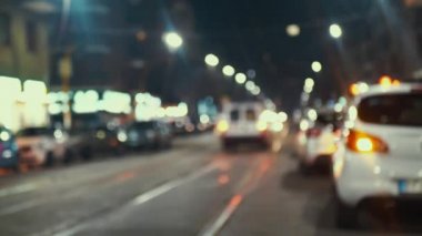 Trafik ışıklarında arabalar. Işık bulanıklığı