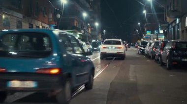 Trafik ışıkları şehrinde gece yolu.