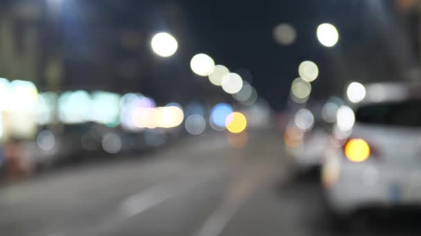 Glare of light from cars. defocus — Stockvideo