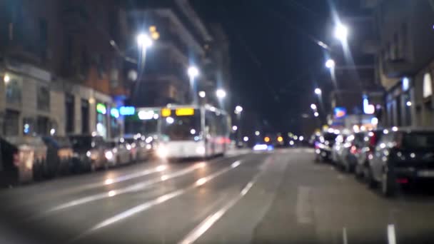 Вид на город ночью, автобус, едущий по дороге — стоковое видео
