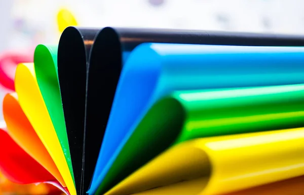 Regenbogen aus farbigem Papier. Farbpapier. Farbenfroher Hintergrund — Stockfoto