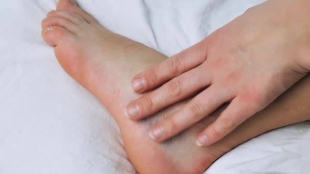 Mal di piede a causa di distorsione della caviglia. massaggio — Video Stock