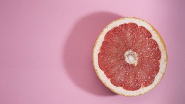 Greyfurt dilimi pembeye izole edilmiş, kırpma yolu ve gölgesi var.