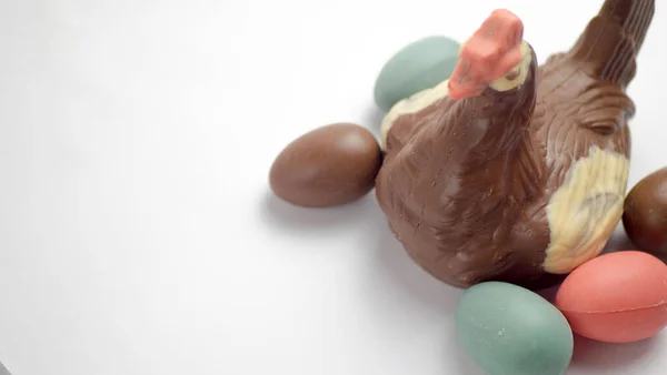 Ovos Chocolate Coloridos Frango Chocolate Fundo Branco — Fotografia de Stock
