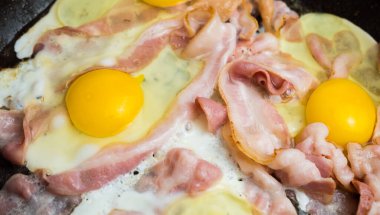 İnce et şeritleri, tavada yumurtalı pastırma..