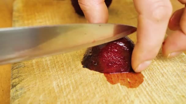 Резка свеклы с острым ножом шеф-повара макро выстрел, процесс приготовления пищи, подготовка ингредиентов для Тар Тар, замедленная съемка — стоковое видео