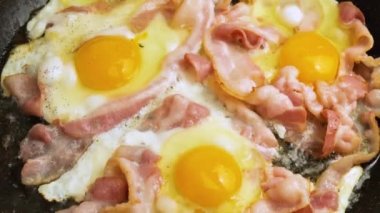 Tavada yumurta ve pastırma.