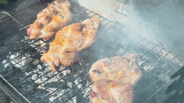 Bistecca Una Griglia Carbone All Aperto Vicino — Foto Stock