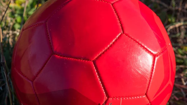 Close Bola Futebol Vermelho Grama Verde Lugar Para Texto — Fotografia de Stock