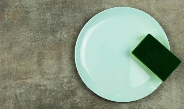 Esponja Limpieza Sobre Plato Verde Sobre Fondo Gris — Foto de Stock