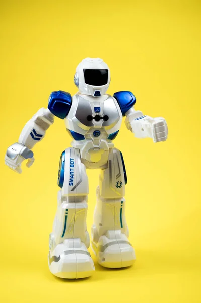 Sarı arkaplandaki bebek oyuncağı, boşluğu kopyala.