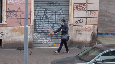 Roma, İtalya - 13 Mart 2020. Bulaşıcı hastalıklara karşı koruyucu maskeli bir adam ve kirlenme ve gribe karşı bir koruma olarak. Salgın Coronavirüs COVID-19 Roma