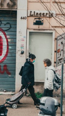 Roma, İtalya - 13 Mart 2020. Bulaşıcı hastalıklara karşı koruyucu maskeli bir adam ve kirlenme ve gribe karşı bir koruma olarak. Salgın Coronavirüs COVID-19 Roma