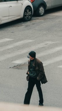 Roma, İtalya - 13 Mart 2020. Bulaşıcı hastalıklara karşı koruyucu maskeli bir adam ve kirlenme ve gribe karşı bir koruma olarak. Salgın Coronavirüs COVID-19 Roma