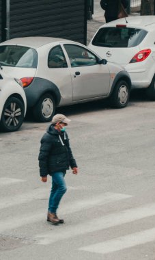 Roma, İtalya - 13 Mart 2020. Bulaşıcı hastalıklara karşı koruyucu maskeli bir adam ve kirlenme ve gribe karşı bir koruma olarak. Salgın Coronavirüs COVID-19 Roma