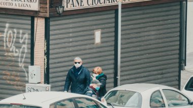 Roma, İtalya - 13 Mart 2020. Bulaşıcı hastalıklara karşı koruyucu maskeli bir adam ve kirlenme ve gribe karşı bir koruma olarak. Salgın Coronavirüs COVID-19 Roma