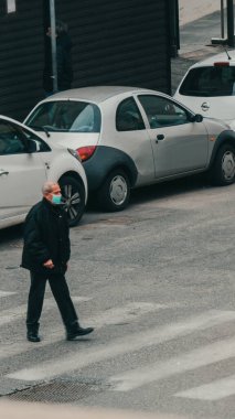 Roma, İtalya - 13 Mart 2020. Bulaşıcı hastalıklara karşı koruyucu maskeli bir adam ve kirlenme ve gribe karşı bir koruma olarak. Salgın Coronavirüs COVID-19 Roma