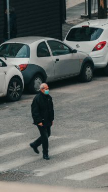 Roma, İtalya - 13 Mart 2020. Bulaşıcı hastalıklara karşı koruyucu maskeli bir adam ve kirlenme ve gribe karşı bir koruma olarak. Salgın Coronavirüs COVID-19 Roma