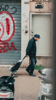 Roma, İtalya - 13 Mart 2020. Bulaşıcı hastalıklara karşı koruyucu maskeli bir adam ve kirlenme ve gribe karşı bir koruma olarak. Salgın Koronavirüs COVID-19