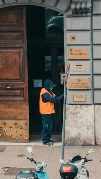 Roma Italia Marzo 2020 Hombre Con Máscara Protectora Contra Enfermedades —  Fotos de Stock