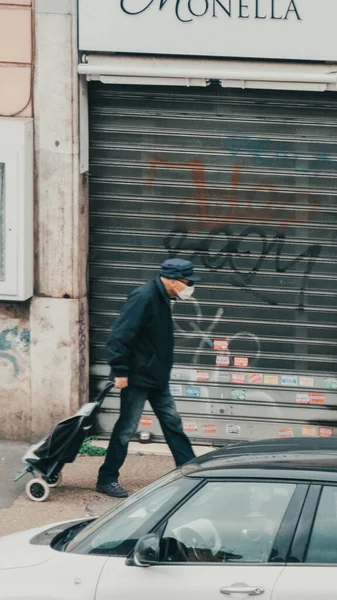 Roma, İtalya - 13 Mart 2020. Bulaşıcı hastalıklara karşı koruyucu maskeli bir adam ve kirlenme ve gribe karşı bir koruma olarak. Salgın Coronavirüs COVID-19 Roma