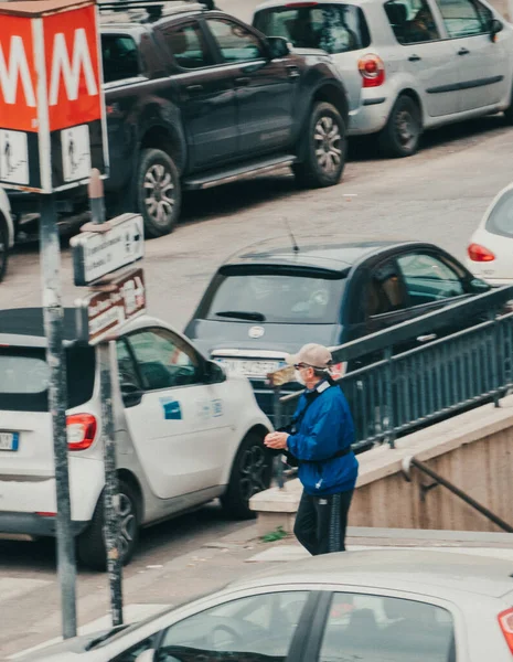 Roma Italia, marzo - 13 de 2020. Hombre con máscara protectora contra enfermedades infecciosas y como protección contra la contaminación y la gripe. Coronavirus pandémico COVID-19 —  Fotos de Stock