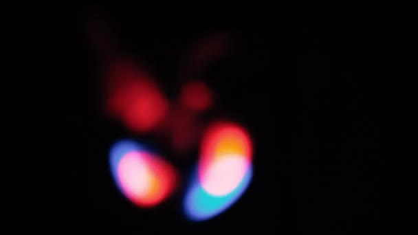 Farbige Lichter von einem Spinner in der Dunkelheit — Stockvideo