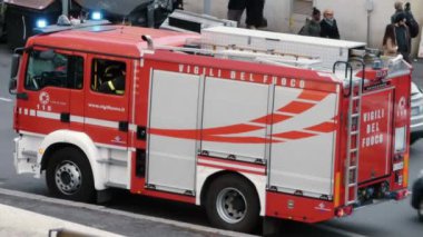 Roma, RM, İtalya. Mart - 03. 2020. Kırmızı itfaiye kamyonu ve italyan itfaiyeciler itfaiye hazırlıkları sırasında üniformalarını giymişler. Vigili del Fuoco, İtalyanca itfaiyeci anlamına gelir.
