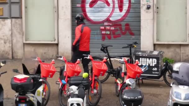 Rome, RM, Italië. Maart - 03. 2020. onderhoud van elektrische fietsen JUMP in de straten van Italië — Stockvideo
