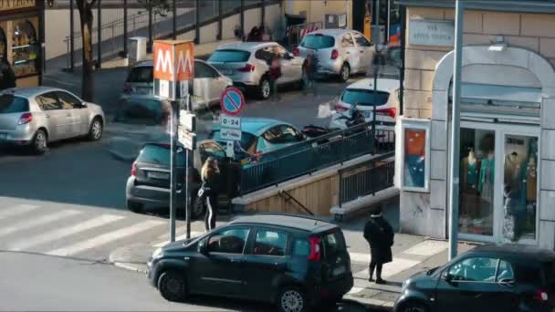 Roma, RM, Italia. Marzo - 03. 2020. La gente sale del metro. Pasar por debajo de los tramposos. lapso de tiempo — Vídeo de stock