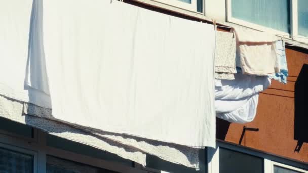 Lakens worden gedroogd op het balkon. close-up — Stockvideo