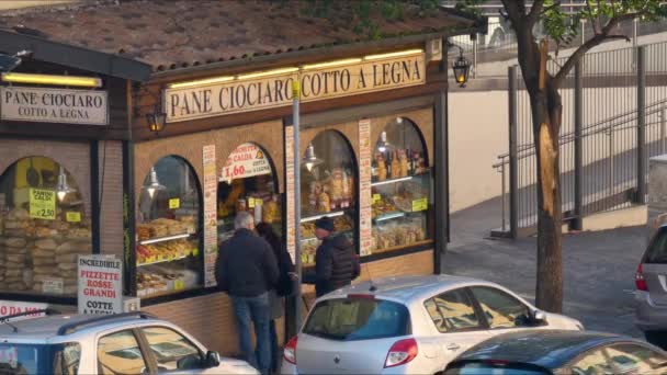 Řím, RM, Itálie. březen -03. 2020. mnoho lidí čeká na nákup pekařských výrobků online. time-lapse — Stock video