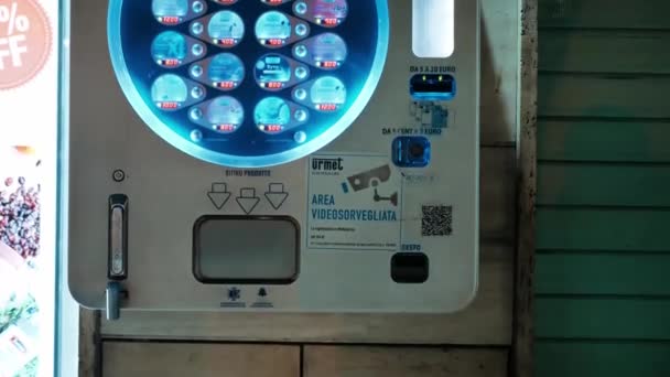 Rom Italien, März - 19. 2020. Die Maschine des automatischen anonymen Verkaufs von Kondomen im öffentlichen Raum für Käufer auf den Straßen einer europäischen Stadt — Stockvideo
