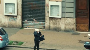 Roma, İtalya - 13 Mart 2020. Bulaşıcı hastalıklara karşı koruyucu maskeli bir adam ve kirlenme ve gribe karşı bir koruma olarak. Salgın Coronavirüs COVID-19 Roma