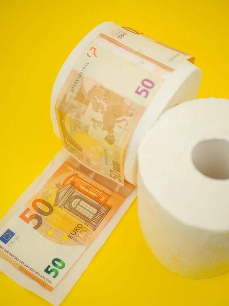 Rotolo Carta Igienica Banconote Euro Isolato Sfondo Giallo Spazio Copia — Foto Stock