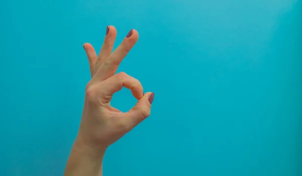 Frauenhand Zeigt Gut Nach Oben Nimmt Handzeichen Zur Seite Isoliert — Stockfoto