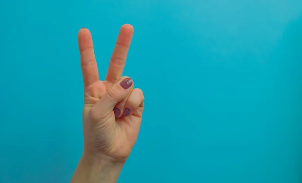 Чоловік Знак Руки Жест Перемоги Ізольований Синьому Фоні — стокове фото